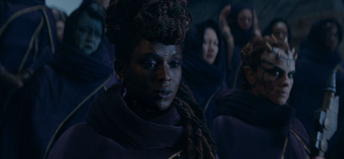 En grupp tvångsanvändande häxor står tillsammans i The Acolyte, med Mother Aniseya (Jodie Turner-Smith) och Koril (Margarita Levieva) längst fram i gruppen