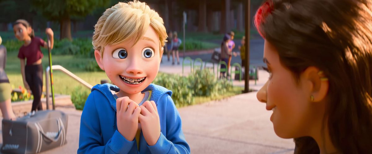 13-åriga Riley flinar obekvämt och kramar om sin egen skjortkrage när hon möter Val, hennes hockeylagsidol, i Pixar Animation Studios Inside Out 2