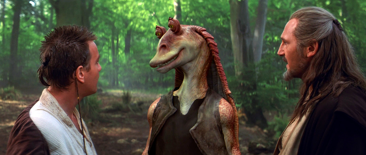 Jar Jar Binks står och pratar med Qui Gon och Obi Wan i Star Wars: Avsnitt 1