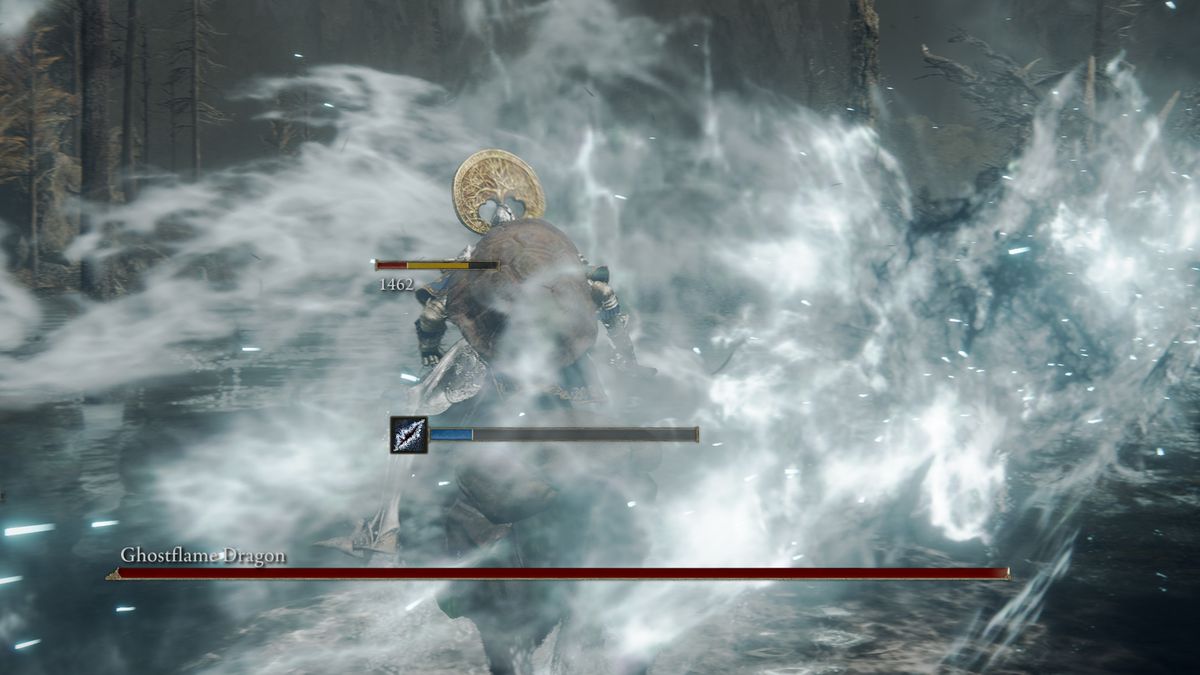 En Ghostflame Dragon andas spökflamma under en Elden Ring DLC-bosskamp.