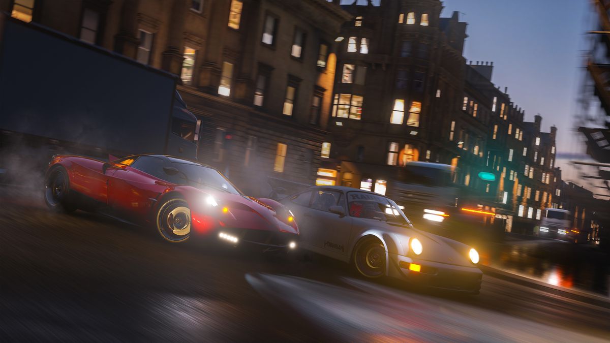 En Pagani och en Porsche driver runt ett hörn under ett nattlopp på Edinburghs gator i Forza Horizon 4