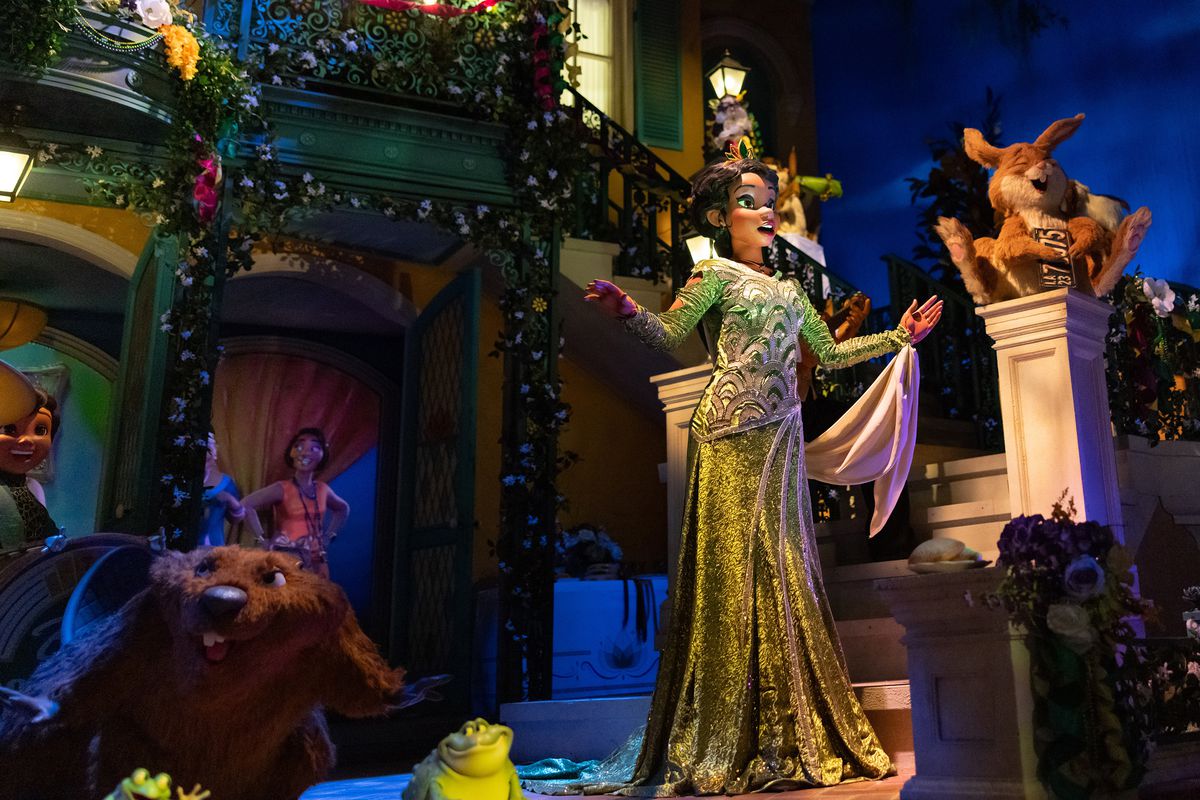 Tiana klädd i en vacker grön klänning i slutscenen av den nya Disney-attraktionen