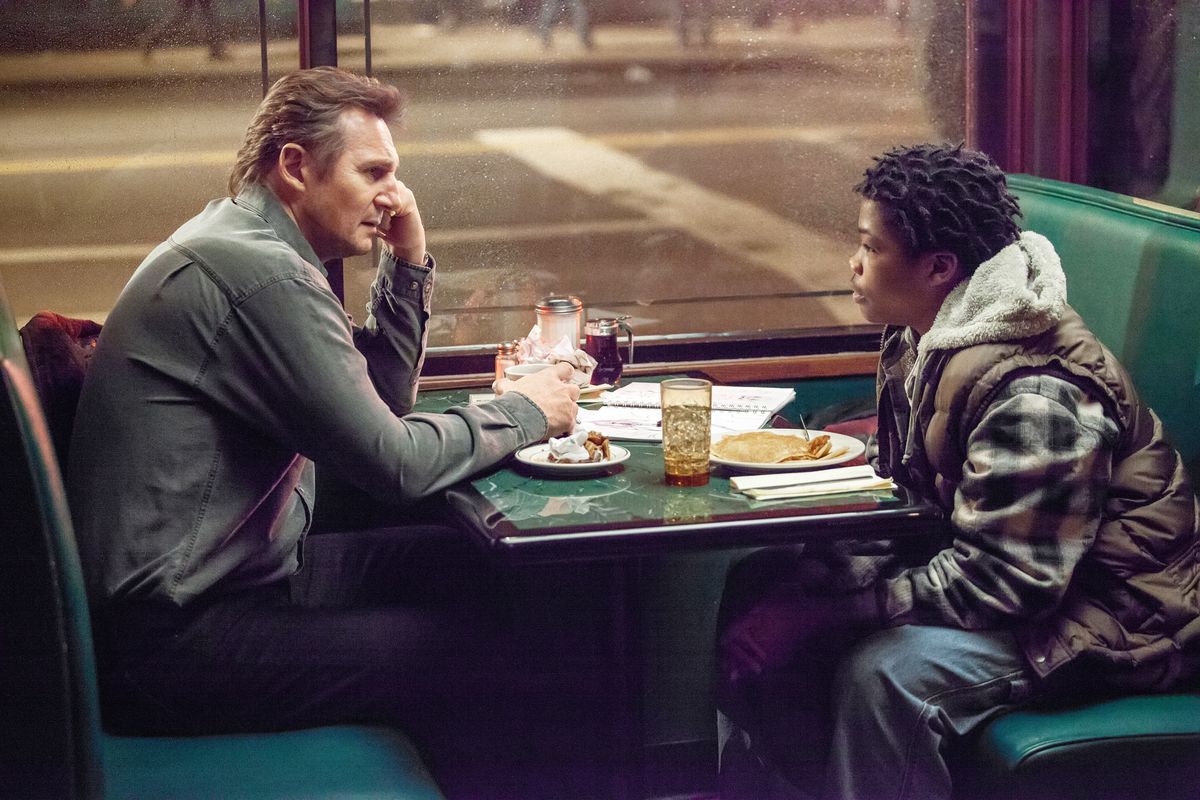 Liam Neeson sitter mittemot Astro i en restaurangbås i A Walk Among the Tombstones