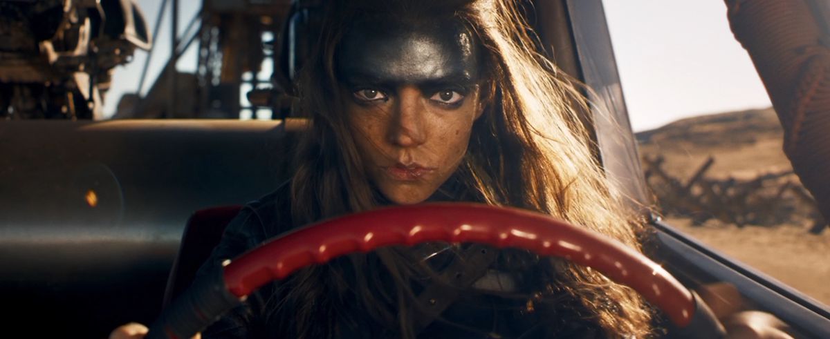 Furiosa (Anya Taylor-Joy), panna insmord med fettfärg, driver krigsriggen i George Millers Furiosa