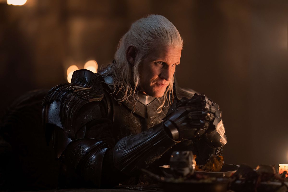 Matt Smith som Daemon Targaryen bär rustning och sitter vid ett bord i House of the Dragon