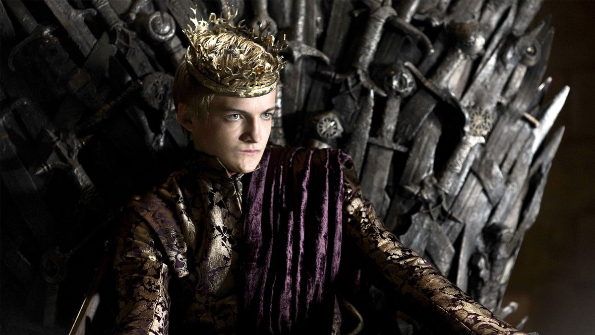 Joffrey Baratheon med en gyllene krona på huvudet sittande på järntronen