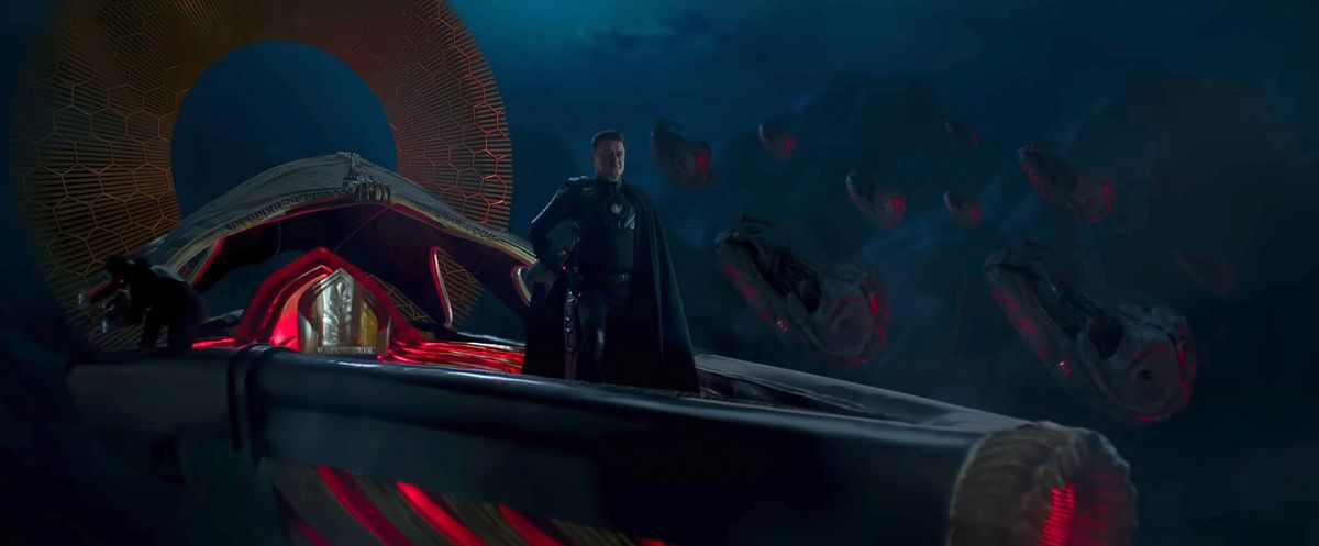 På en promobild för den indiska sci-fi storfilmen Kalki 2989 AD, står en man i svarta kläder och en lång svart cape i ett mörkt, V-format föremål som ser ut som ett enpersonsrymdskepp med en karmosinröd inredning och stängning crimson höjdpunkter.  Bakom honom i mörkret lyser en grupp skepp som ser liknande ut mot mörka berg.