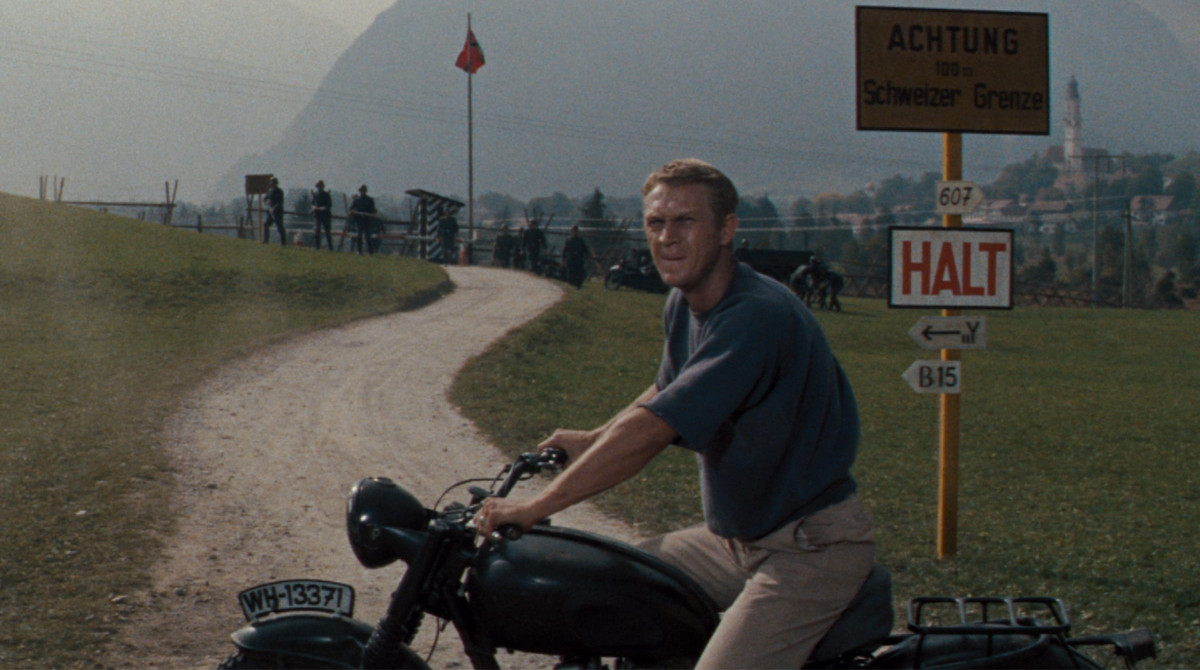 En bild av Steve McQueen på en motorcykel från The Great Escape