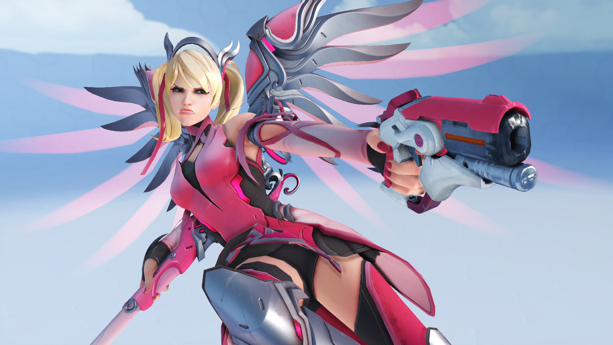 Overwatch - Mercy, en blond kvinna med tekniska vingar och en lång stav, bär sin rosa skida med band och rosa rustningar.  Hon höjer sin pistol, mitt i Play of the Game-animationen.