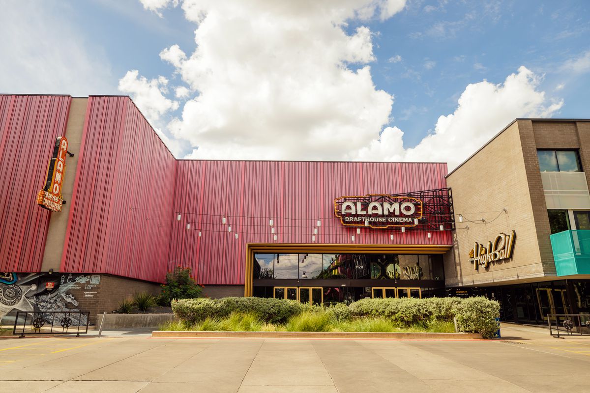 Ett foto av framsidan av South Lamar Alamo Drafthouse-läget i Austin, Texas