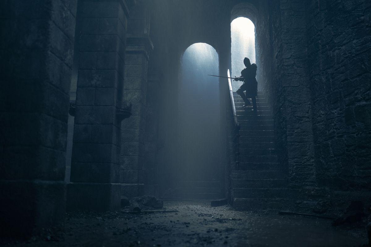 Daemon (Matt Smith) med sitt svärd ute och går nerför trappan på Harrenhal i House of the Dragon säsong 2