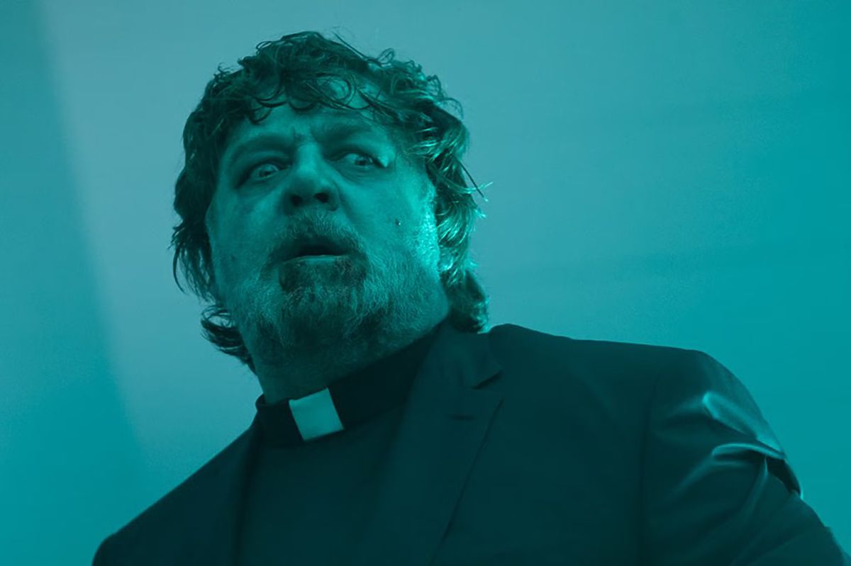 Russell Crowe klädde sig till en präst med torkad galla och blod som täckte hans skägg i Exorcismen.