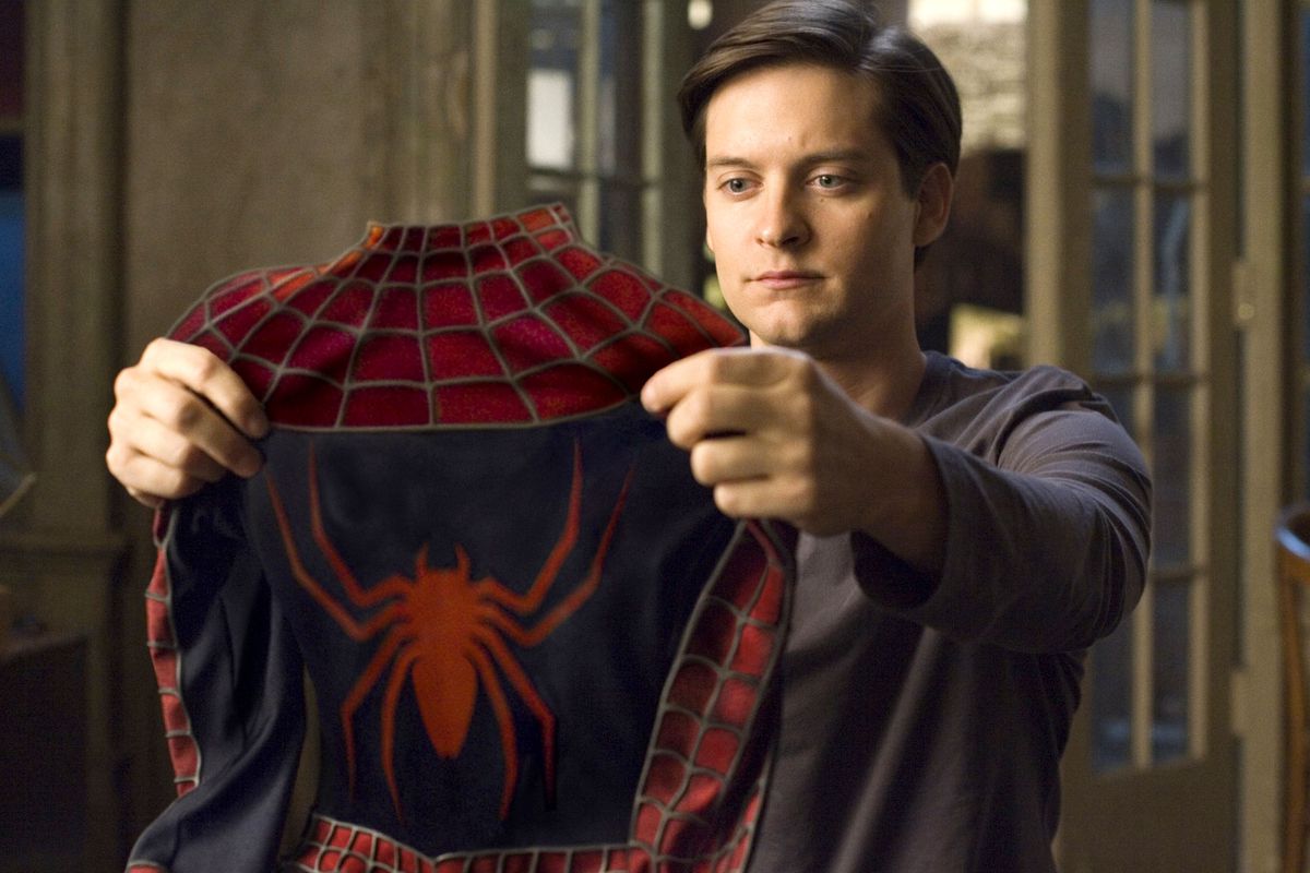 Peter Parker (Tobey Maguire) håller upp sin Spider-Man-dräkt i Spider-Man 3