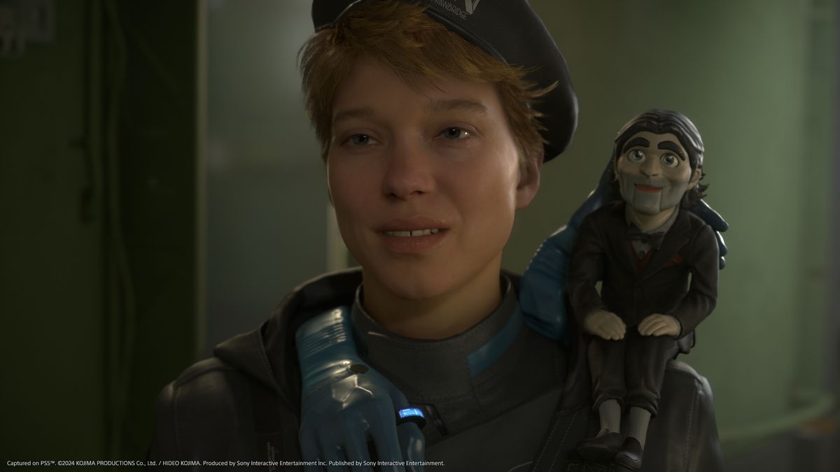 Lea Seydoux som Tyst med en trädocka på axeln i Death Stranding 2