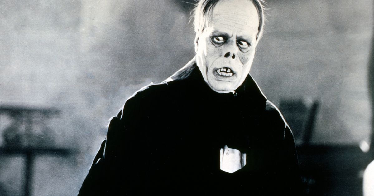 Lon Chaney som fantomen i The Phantom of the Opera från 1925 — en monstruös figur med en grisliknande, uppvikt näsa, tillbakadragna läppar som blottar bara tänder, enorma svullna påsar under försänkta ögon och en liten hårstrå på toppen av en mycket hög panna