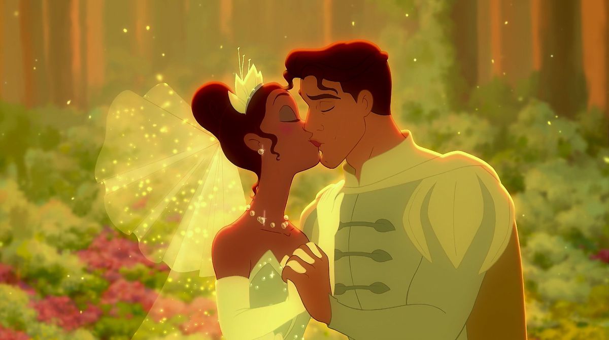 Tiana och Naveen delar en kyss på sin bröllopsdag, klädda i gröna regalier 