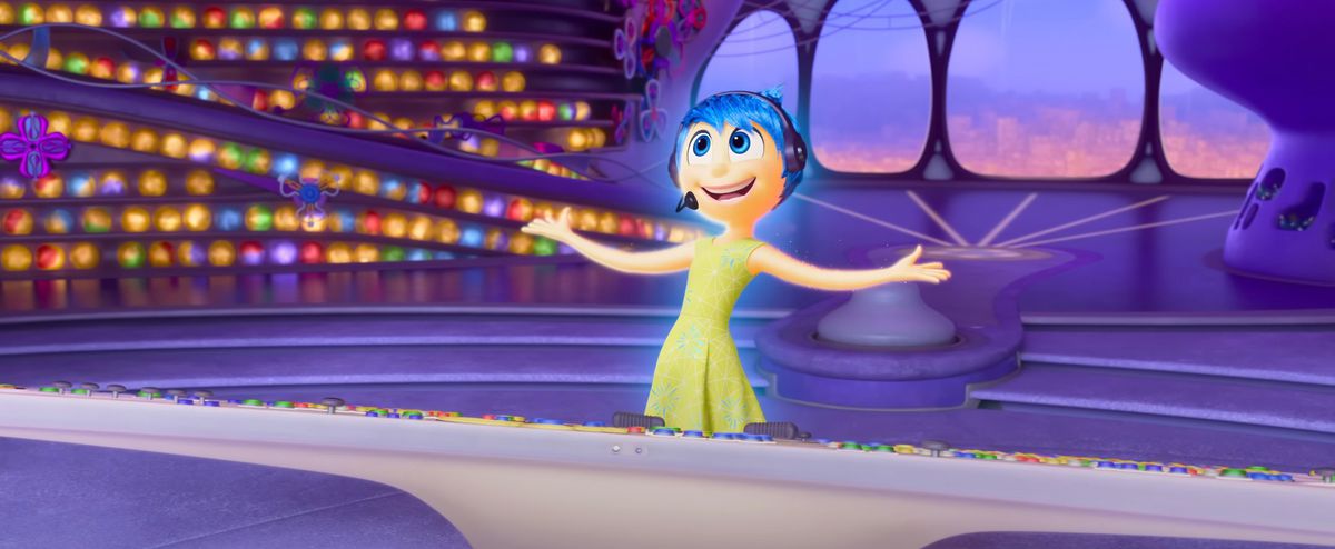 Glädje från Inside Out-filmerna, står vid konsolen i emotion HQ, strålar och kastar ut armarna i spänning i Inside Out 2