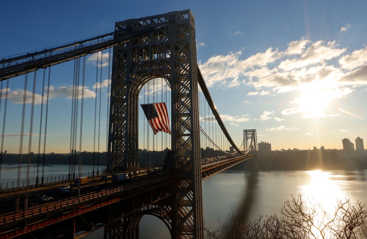 En vy av George Washington Bridge som spänner över Hudsonfloden mellan New Jersey och norra Manhattan.