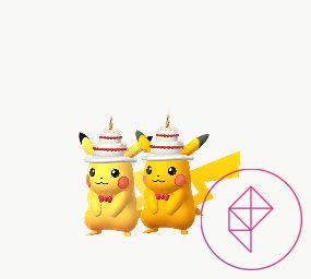 Pikachu med tårtmössa på bredvid sin blanka variant i Pokémon Go.  Pikachu blir bara en lite mörkare guldfärg.