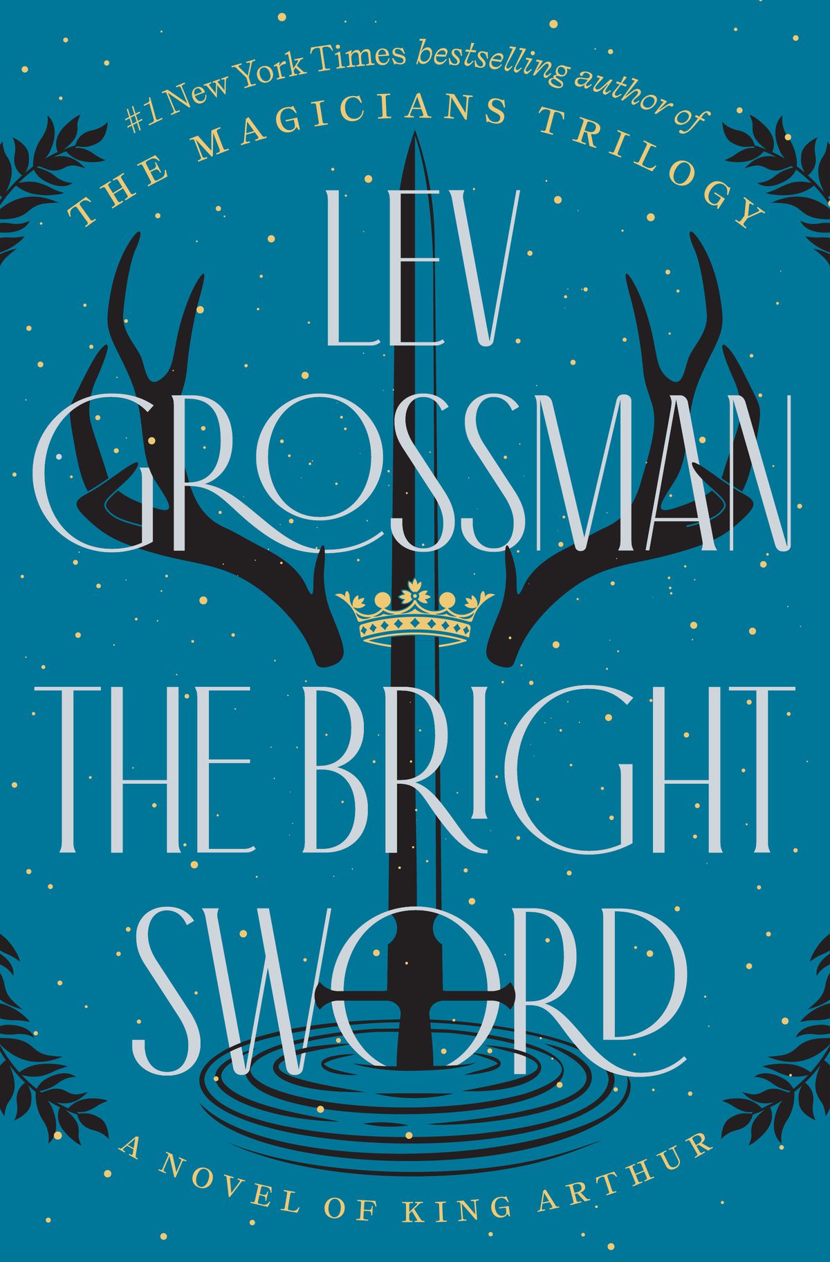 Omslaget till Lev Grossmans The Bright Sword, med titel och författare framför en illustration av ett svärd som reser sig ur vattnet, med en krona och horn runt omkring. 