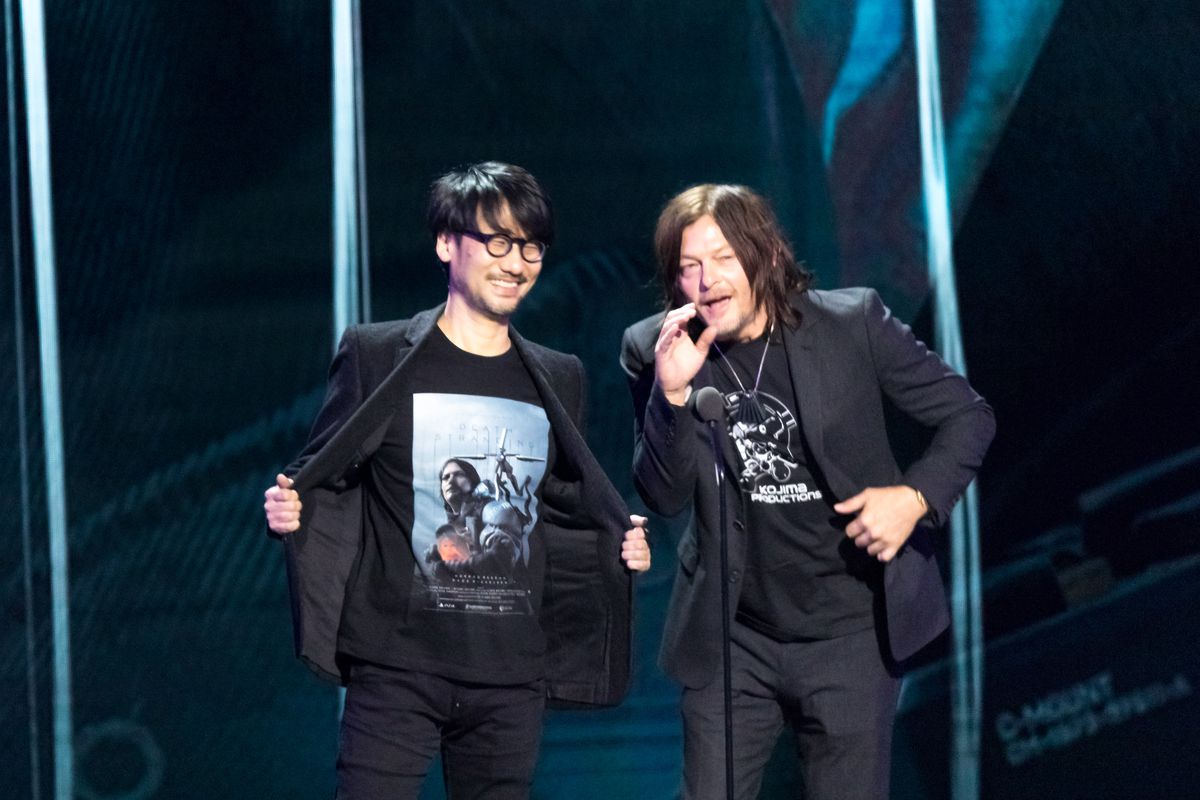 Ett foto visar Hideo Kojima och Norman Reedus på scen vid The Game Awards, med Kojima klädd i en Death Stranding-tröja