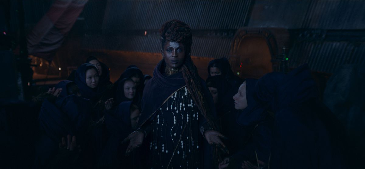 Jodie Turner-Smith som Mother Aniseya i Star Wars: The Acolyte, skyddar flera människor bakom henne