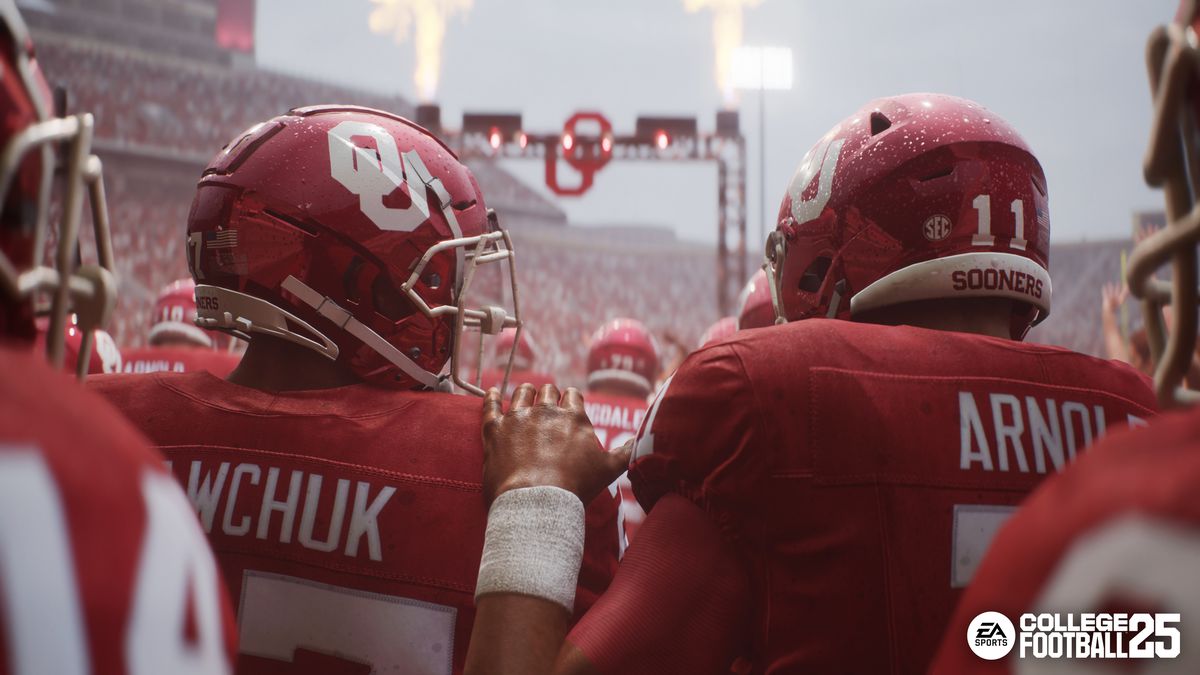 Gavin Sawchuk och Jackson Arnold från Oklahoma Sooners går ut på planen vid Palace on the Prairie i en skärmdump från EA Sports College Football 25