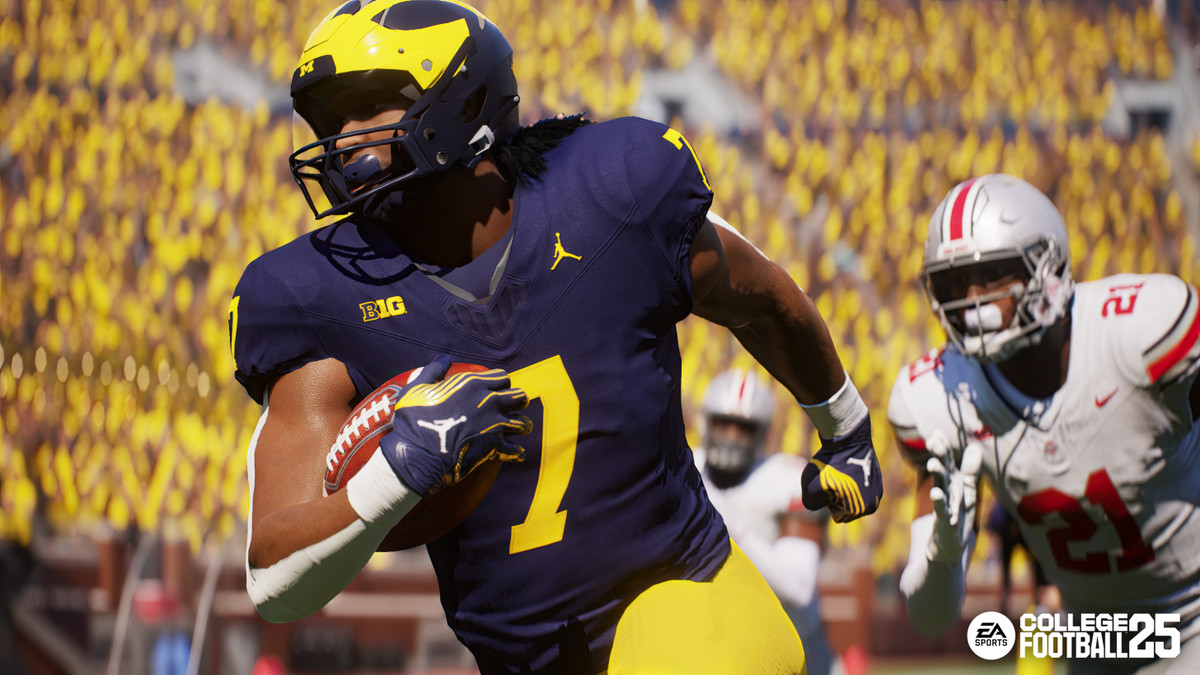 Donovan Edwards från Michigan University kör bollen medan han jagas av en försvarare från Ohio State i EA Sports College Football 25